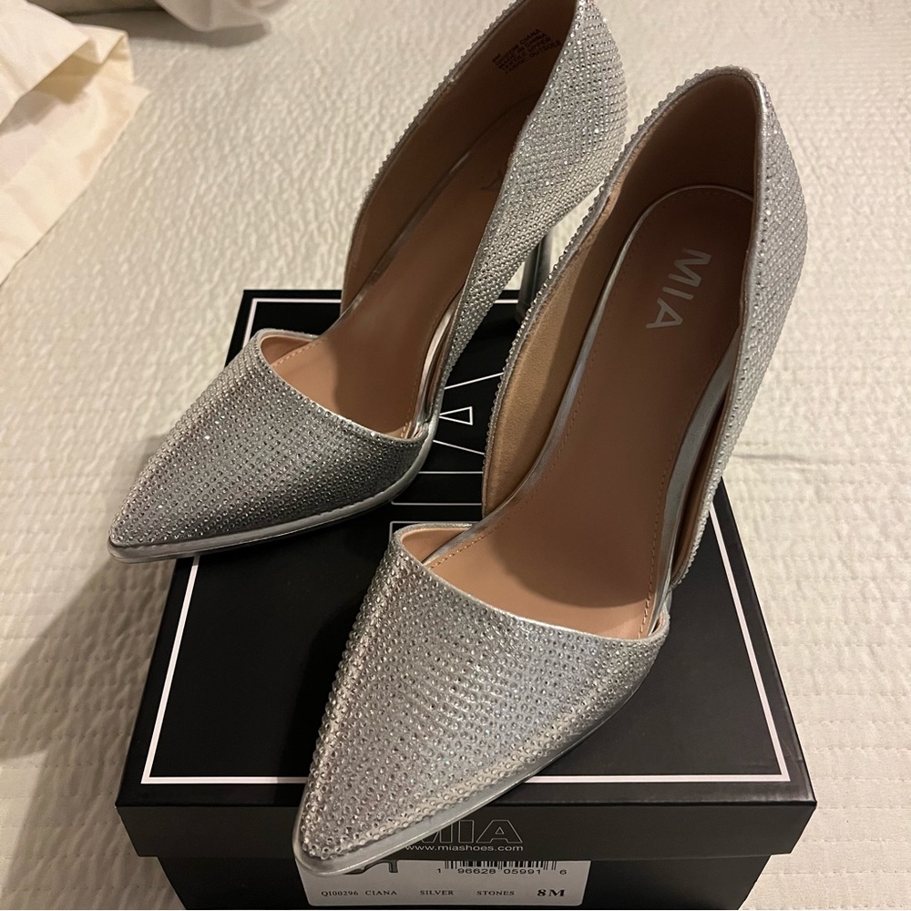 Mia Ciana Silver Pointed Toe Pumps
